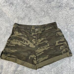 Social Standard by Sanctuary Womens Shorts w/ pockets Green Camo Sz L
